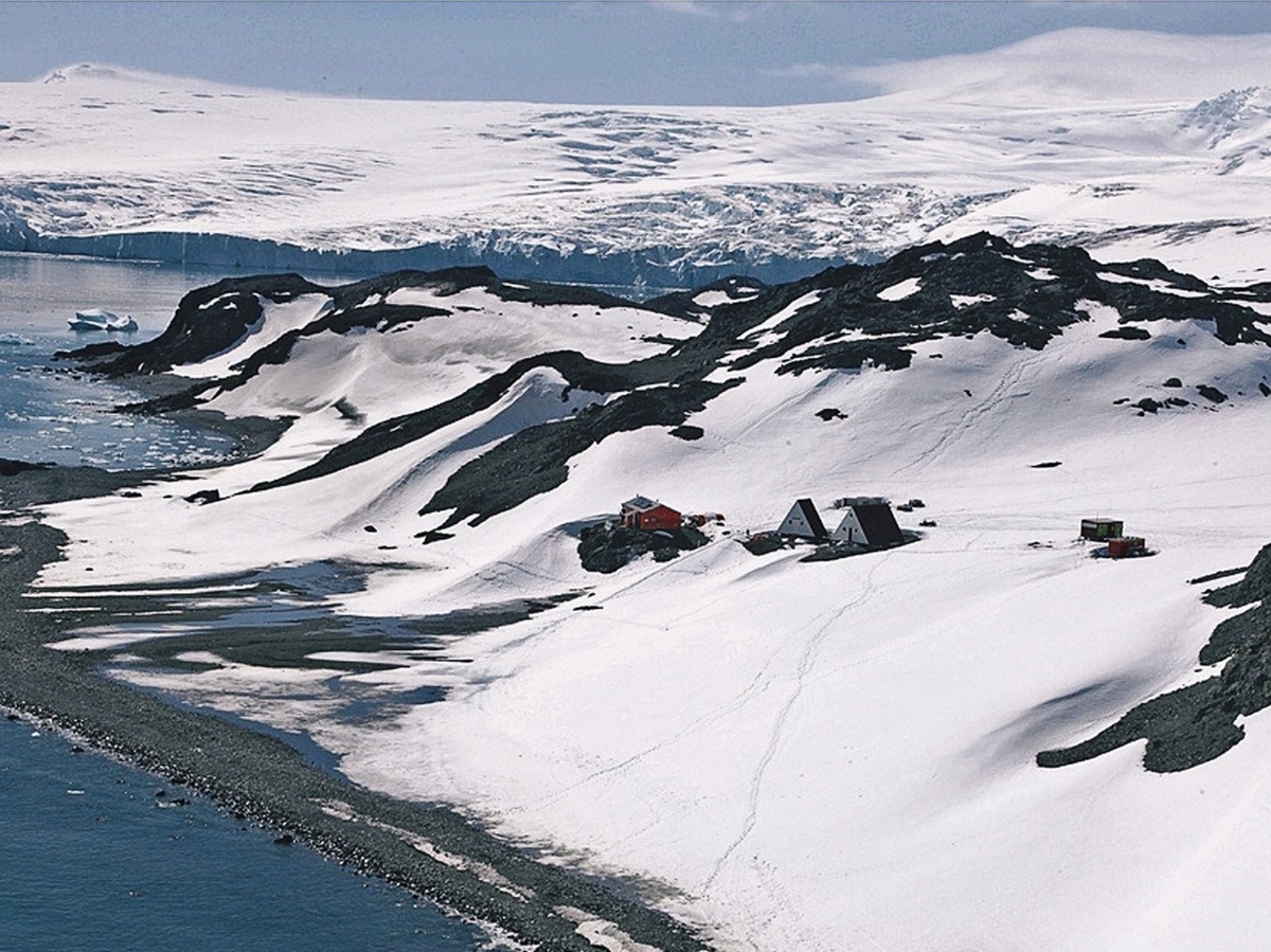 Общий вид на базу Святого Климента Охридского в Антарктиде