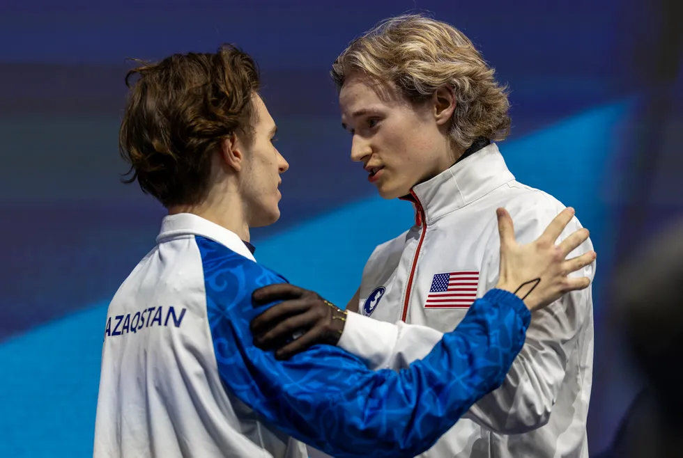 Илья Малинин поздравляет Михаила Шайдорова с победой