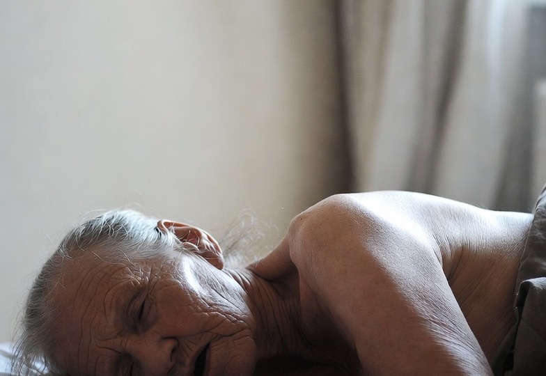 «Просыпаюсь с вывернутой шеей». Врачи нашли связь между позой для сна и онемением рук