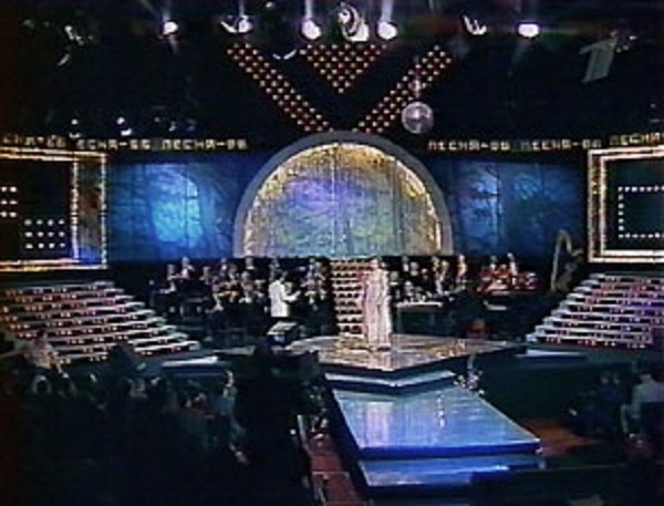 После экспериментальной и, по признанию критиков, неудачной по режиссуре «Песни-85», проходившей в холодном пространстве дворца спорта «Динамо», фестиваль совершил «возвращение к корням». 