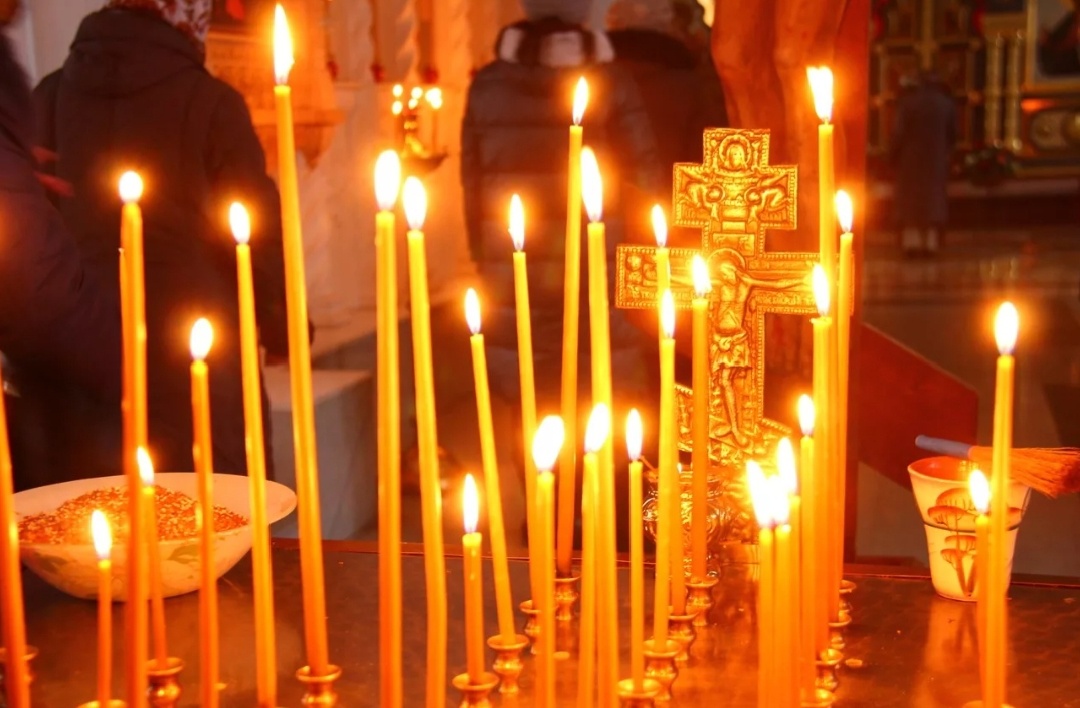 Поминальные свечи в Православном Храме.