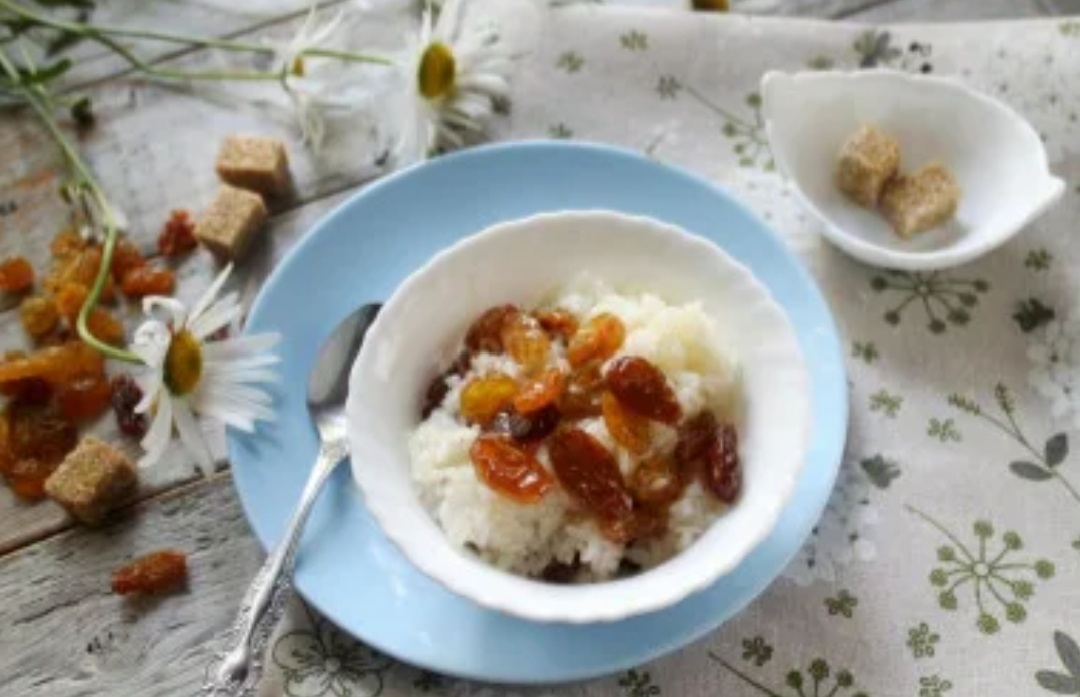 Поминальная кутья из риса с изюмом, традиционно главное блюдо поминального стола.