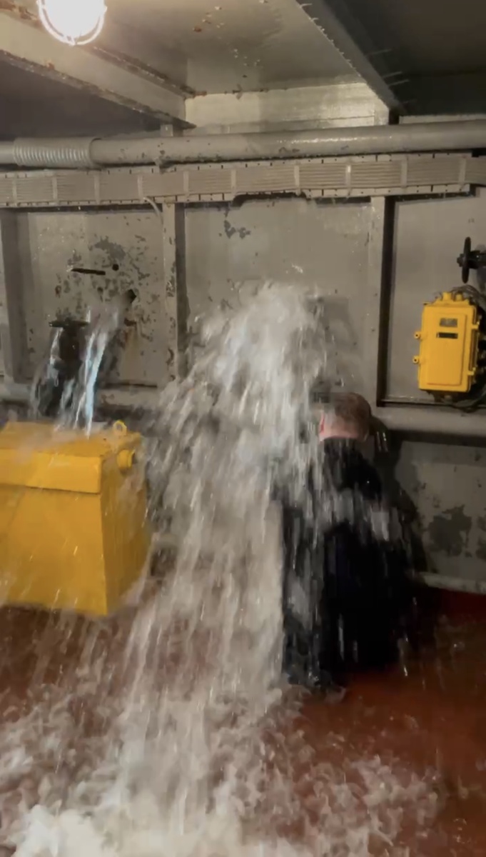 Заделывание пробоин. Всё очень реалистично. 