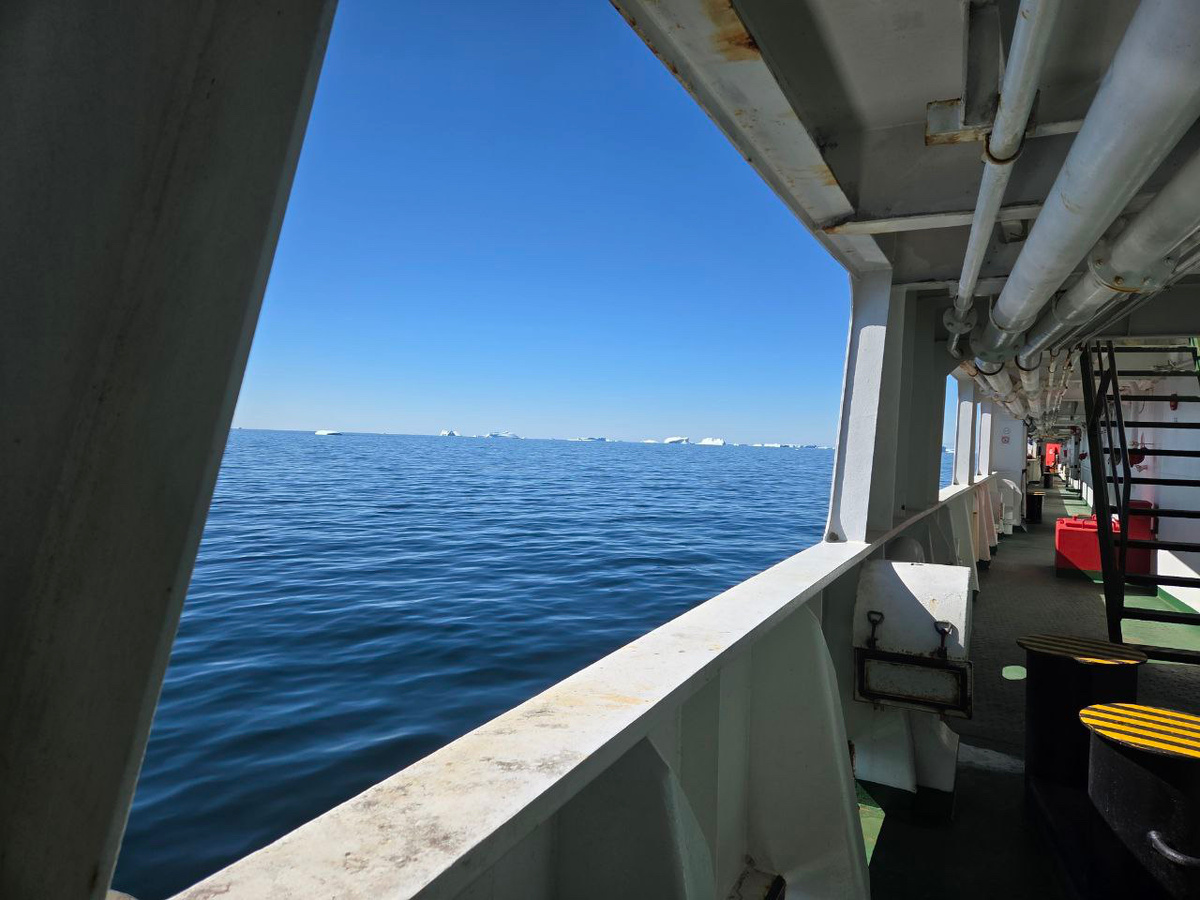 Вид с борта «Академика Фёдорова»