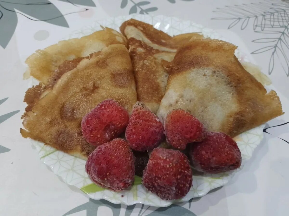 Блины со сливочным маслом и ягодами