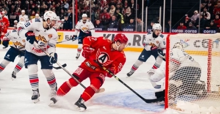 Фото из открытых источников ("Автомобилист" атакует ворота "Металлурга")