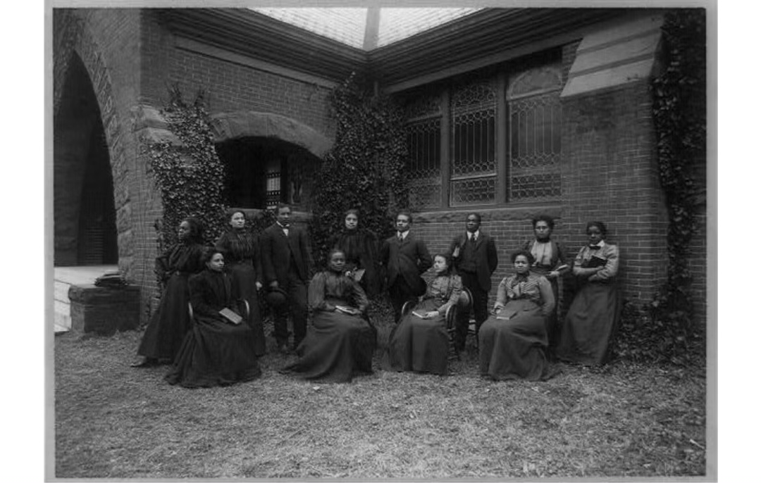 Группа преподавателей-практикантов в Говардском университете в 1900 году (Источник: Библиотека Конгресса)