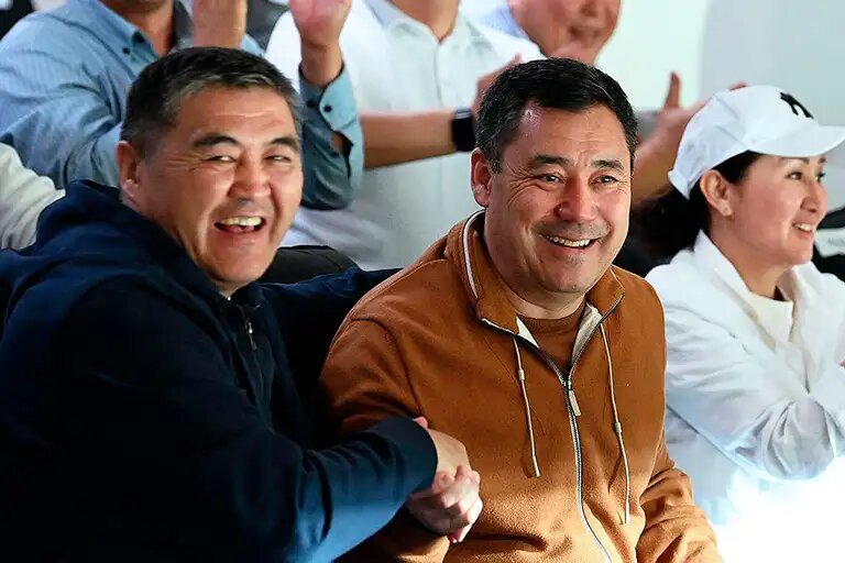    Камчыбек Ташиев (слева) и Садыр Жапаров. Фото пресс-службы президента Кыргызстана