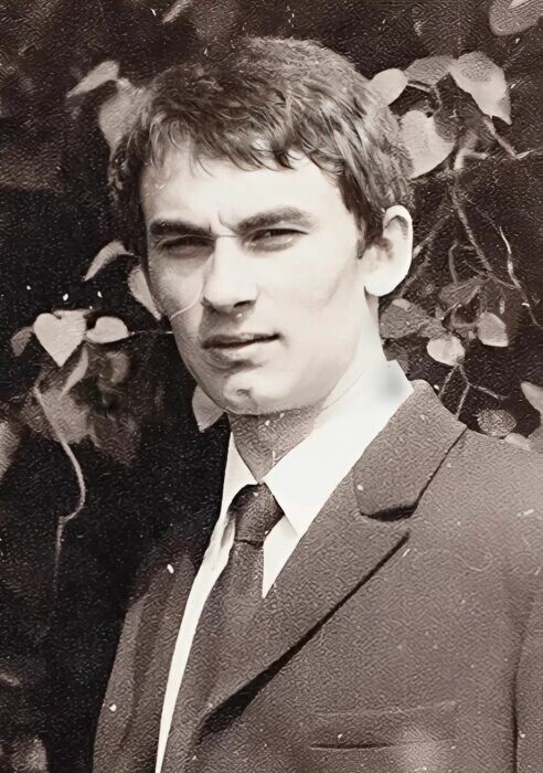 Александр Серов в юности.