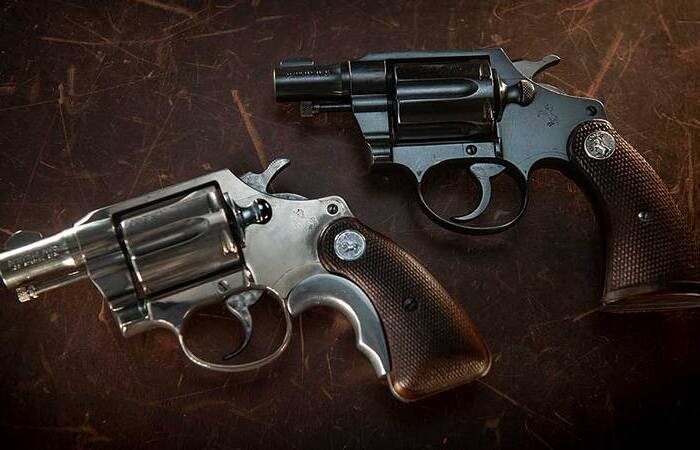 Оружие бандитов и детективов. /Фото: ockislandauction.com.