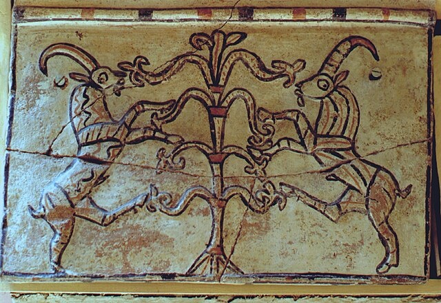 Козы у древа жизни. Рельеф, 31 x 44 см, терракотовая плитка, изображающая дом в Пазарли, Фригия, VI век до н.э. Музей анатолийских цивилизаций, Анкара. Фото из свободных источников в Интернете.
