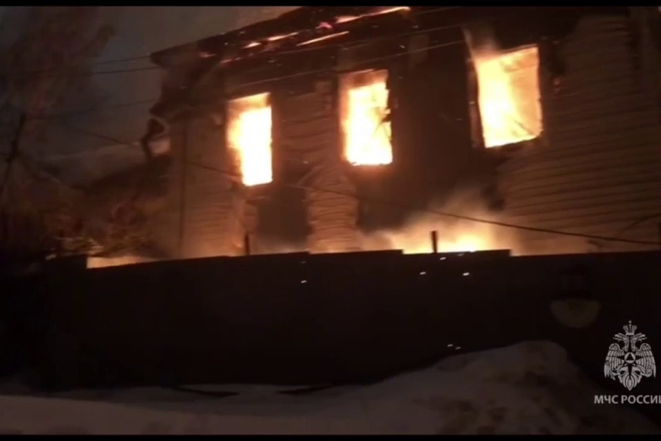    В Сергиевом Посаде дома загорелись из-за падения наледи на газовую арматуру. Фото: кадр из видо МЧС.