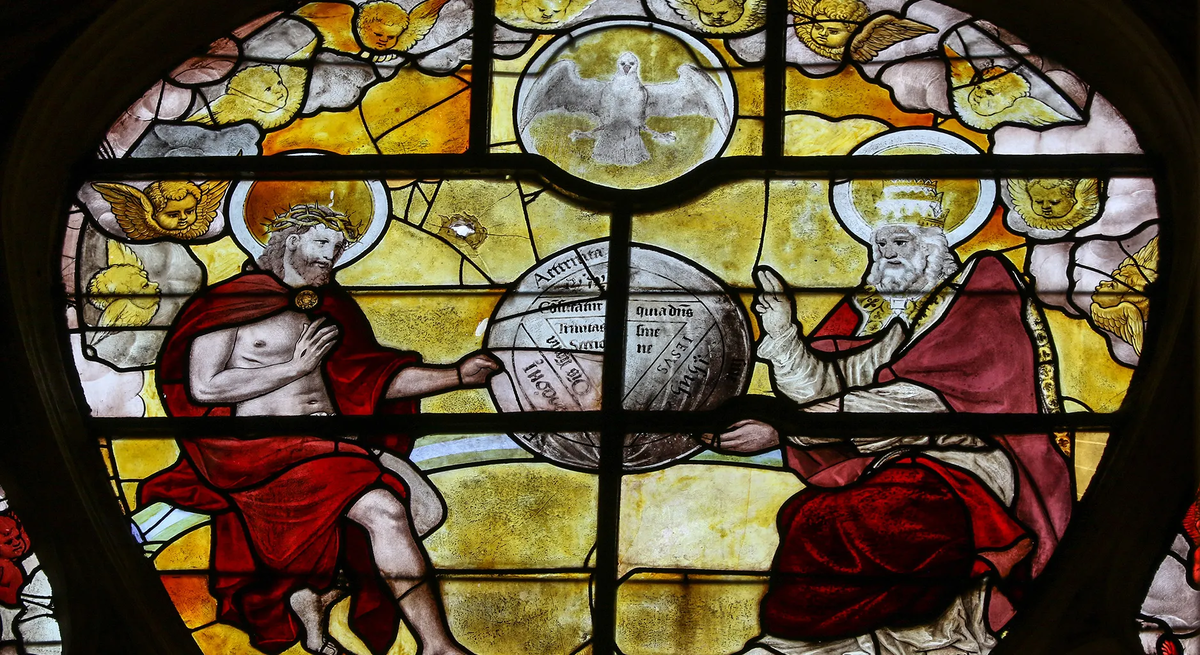 Изображение христианской Троицы на витраже в церкви Сен-Этьен-дю-Мон, Париж.