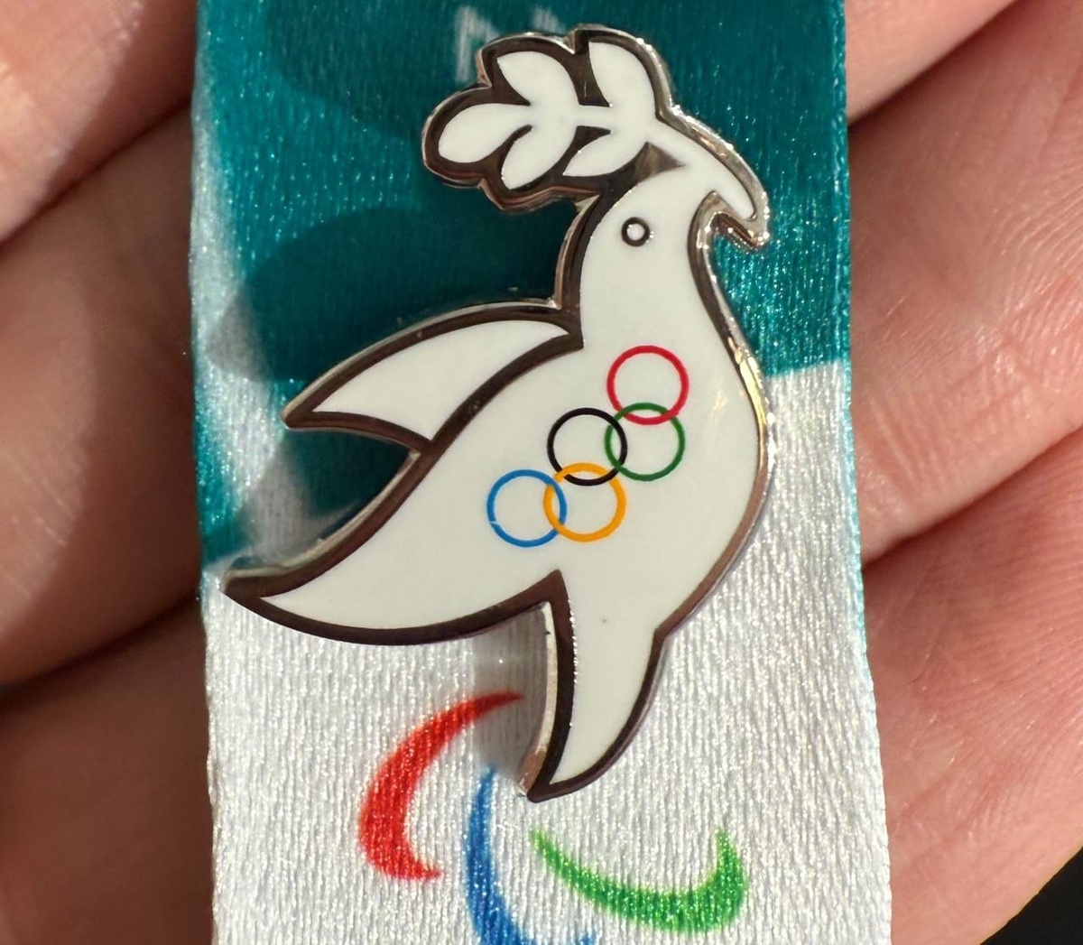 Чем-то мне напомнили символику канала "Ледовый мир". Кто в теме, тот поймет. 🙂