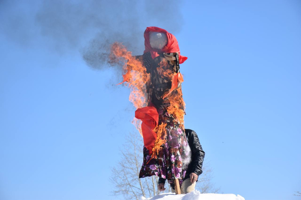 Сжигая чучело, люди сжигают зиу Фото: Арт-центр "Воскресенский завод"