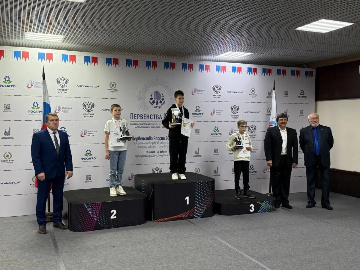    Артём Цепилов (на пьедестале на втором месте) и Кристина Завиваева в этом году получили возможность сыграть на первенствах Европы и мира