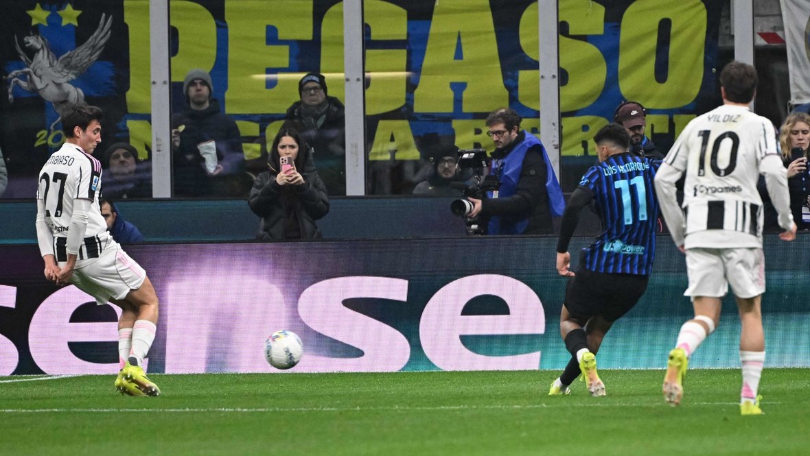    Автогол Андреа Камбьязо. Reuters