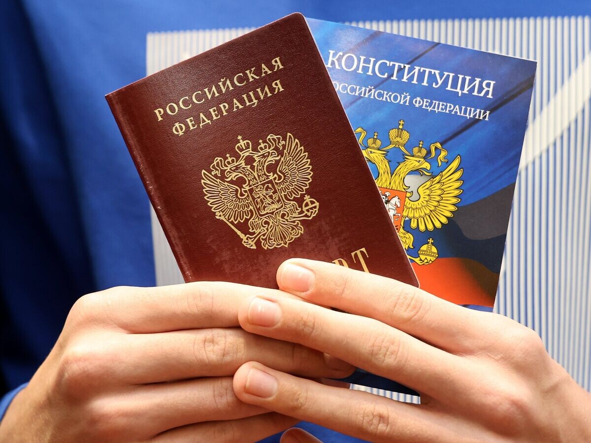    Паспорт и Конституция РФ© РИА Новости . Сергей Аверин