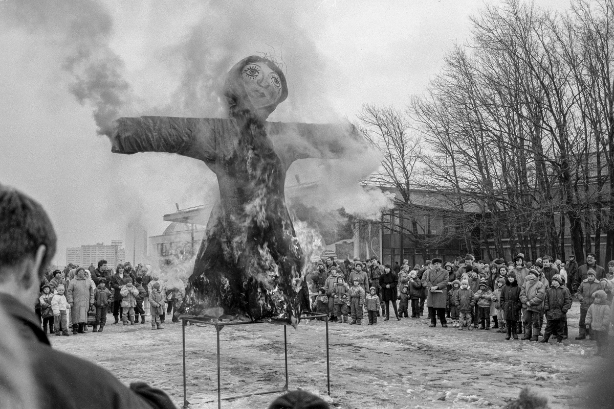 Сжигание Масленицы. Москва, 1995 г.