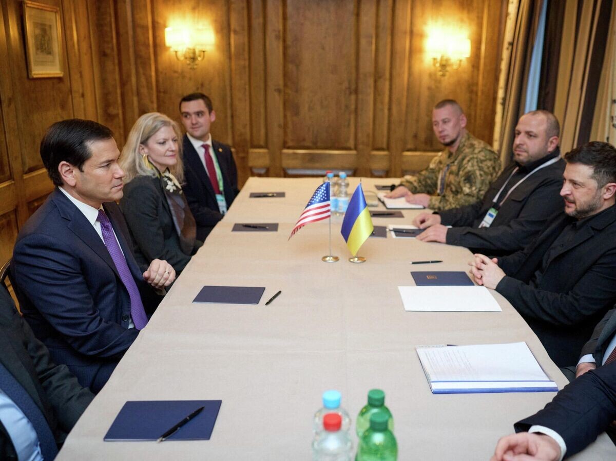    Госсекретарь США Марко Рубио и Владимир Зеленский во время встречи в Мюнхене | © REUTERS / UKRAINIAN PRESIDENTIAL PRESS SERVICE