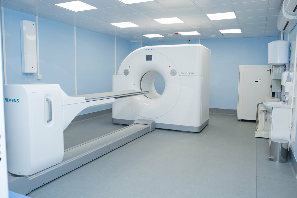 Раз доктор сказал надо, значит надо! В клинику в Ярославле дозвонились почти сразу, после соблюдения всех формальностей с документами разъяснили прохождение процедуры, правила, какие анализы нужно сдать. 🤷‍♀️ вот почему доктор сразу не сказал, что нужно сдать анализ на креатинин и на сахар? Очень позабавило перечисление запрещенных продуктов, 😂  сначала честно пыталась записать, но сразу бросила эту затею, запомнить 🤔 - нереально.. Так, девушка, стоп! Давайте уж лучше скажите что можно. Брокколи, цветная капуста, творог, отварная нежирная рыба, отварная курица - все! А, да, еще чай и черный кофе без сахара. И вдруг выясняется, что направление написано неправильно. Пришлось снова ехать к Айболиту и все переделывать. 😤 Переделали, забрать нужно на следующий день, чтоб поставить все нужные подписи и печати. Вы приходите к часу, без очереди, вам все выдадим. Если бы я пошла одна, без дочери, то просто бы растерялась. Пришли, зашли в кабинет, Айболит порылся на столе, в столе, на подоконнике и заявил, что направления у него нет.. А где? 😳 Зайдите в соседний кабинет, наверное там. Идем в соседний кабинет, там женщина не понимает чего мы от нее хотим, у нее тоже ничего нет. Кто вас сюда послал? Айболит из соседнего кабинета.. Искреннее недоумение и у нее, и у нас.. Вышли и стоим, обтекаем.. Женщина вышла из кабинета, зашла к Айболиту, что то там посовещались, выходит и говорит, что у них одна мед. сестра на два кабинета, куда то вышла, скоро придет, возможно у нее.. Эта мед. сестра мухой пролетела в кабинет, потом из него, снова в кабинет и тадаааам - выходит ИЗ КАБИНЕТА с нашим направлением.. Все это время несчастная бумажка была в кабинете у Айболита.. Позвонили в Ярославль, нам назначили дату и время, ждать две недели, но до нового года успеваю все пройти и начать химию. Но а пока займемся посещением терапевта. 