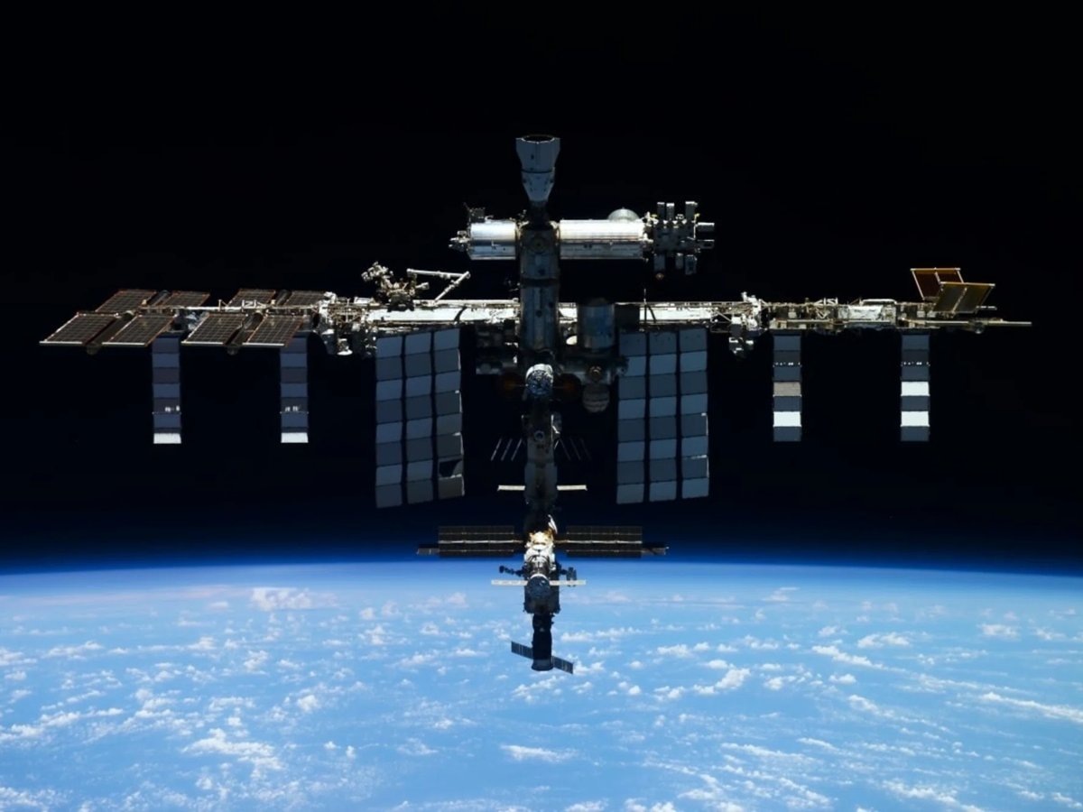     Корабль состыковался с международной станцией