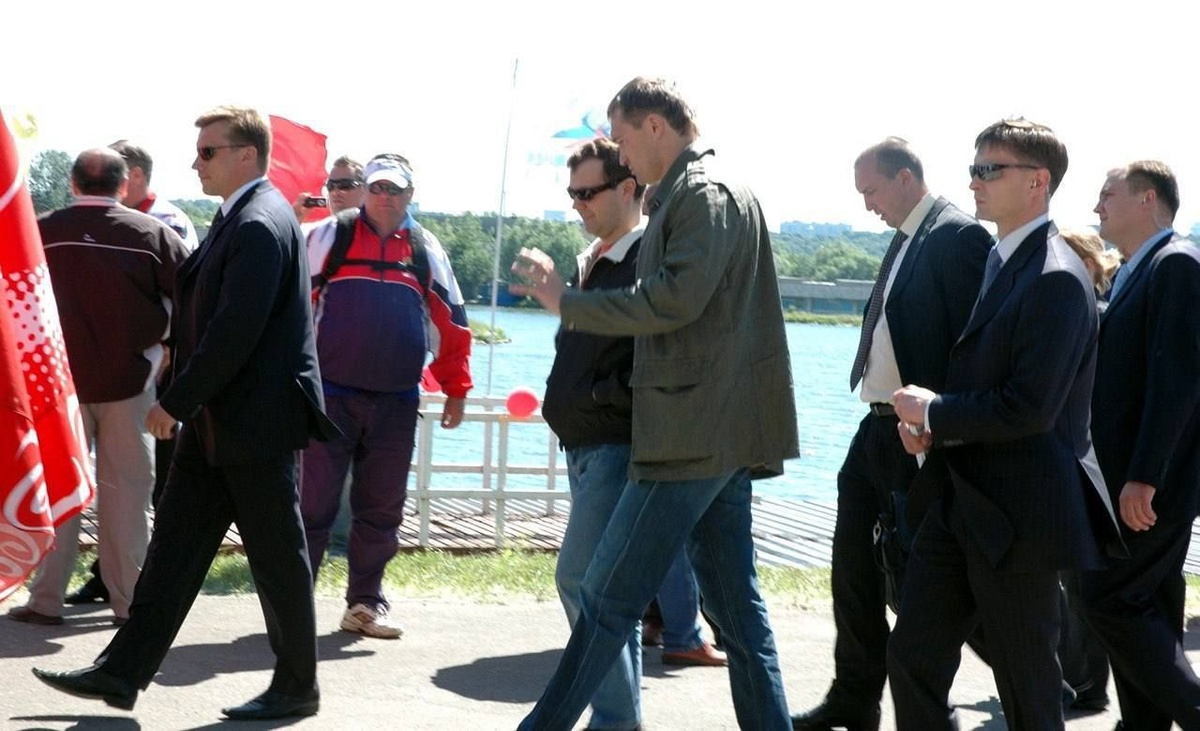 Пиарщики Милеева попытались сделать так, чтобы его фото с Медведевым завирусилось, но получилось не очень