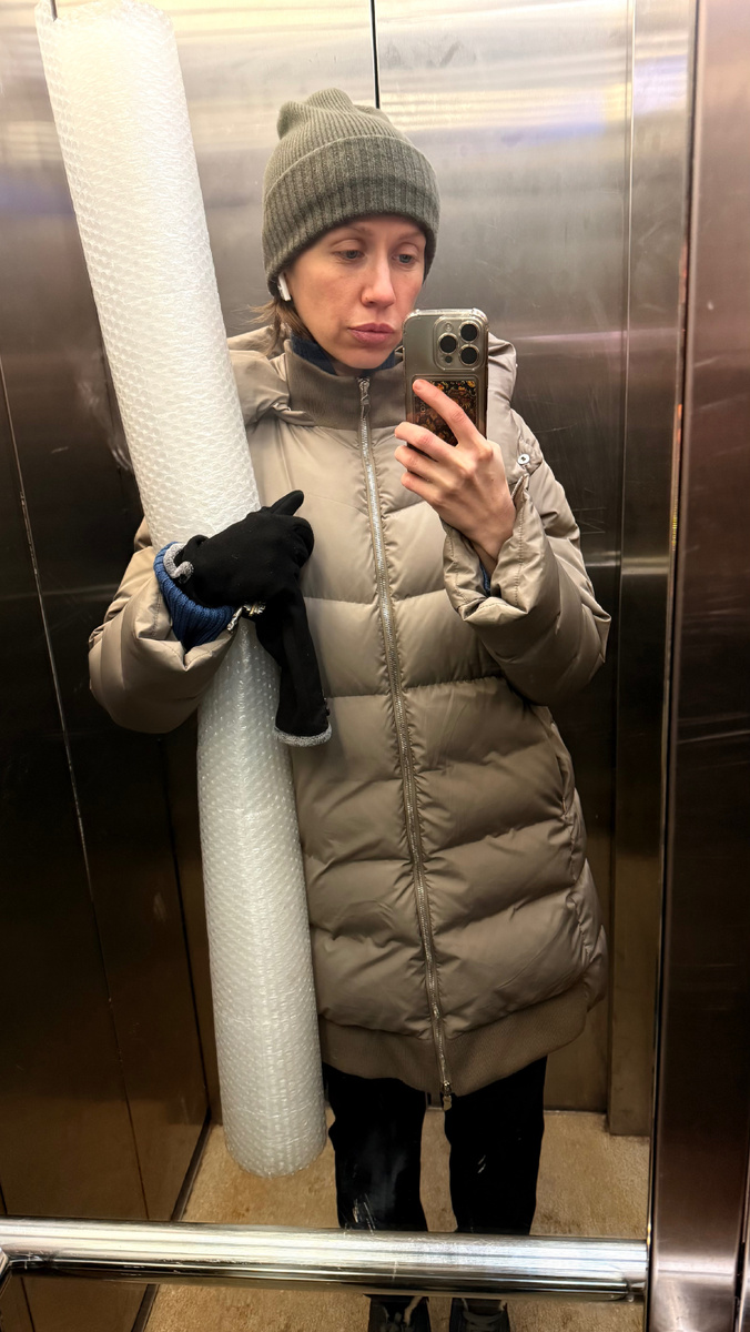 Это я нашла пупырчатую пленку для упаковки колонки у соседей (через домовой чат) и иду домой, прикидывая, сколько использую на упаковку, а сколько останется для успокоения нервов. Спойлер - прям нормально так осталось 😀