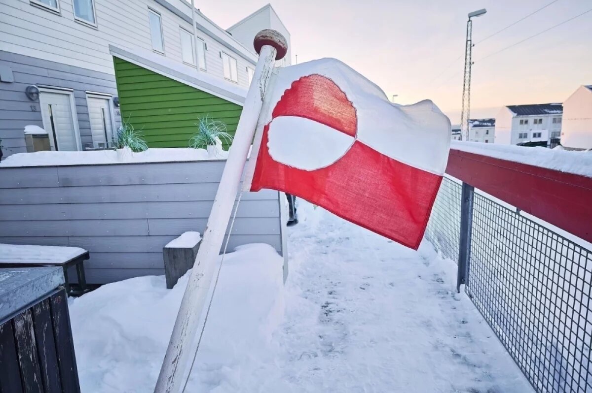    Во время матча между Данией и США на Олимпиаде вывесили флаги Гренландии