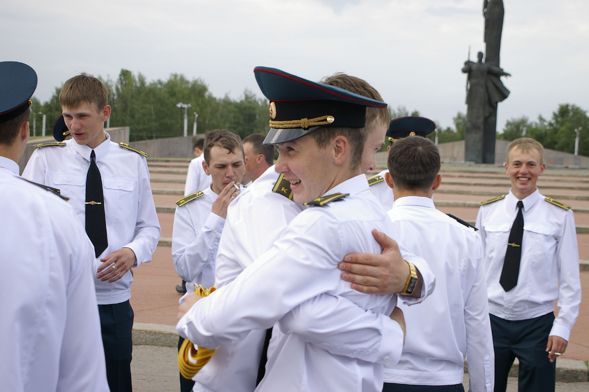 Пройдут годы и будут встречи... А пока курсанты, уже лейтенанты. По приказу министра оборны.