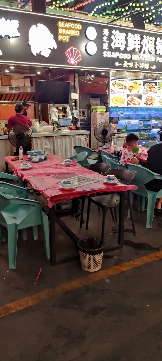 Тут столы не деревянные, просто пластик пикник, но от этого приятнее не становится. 