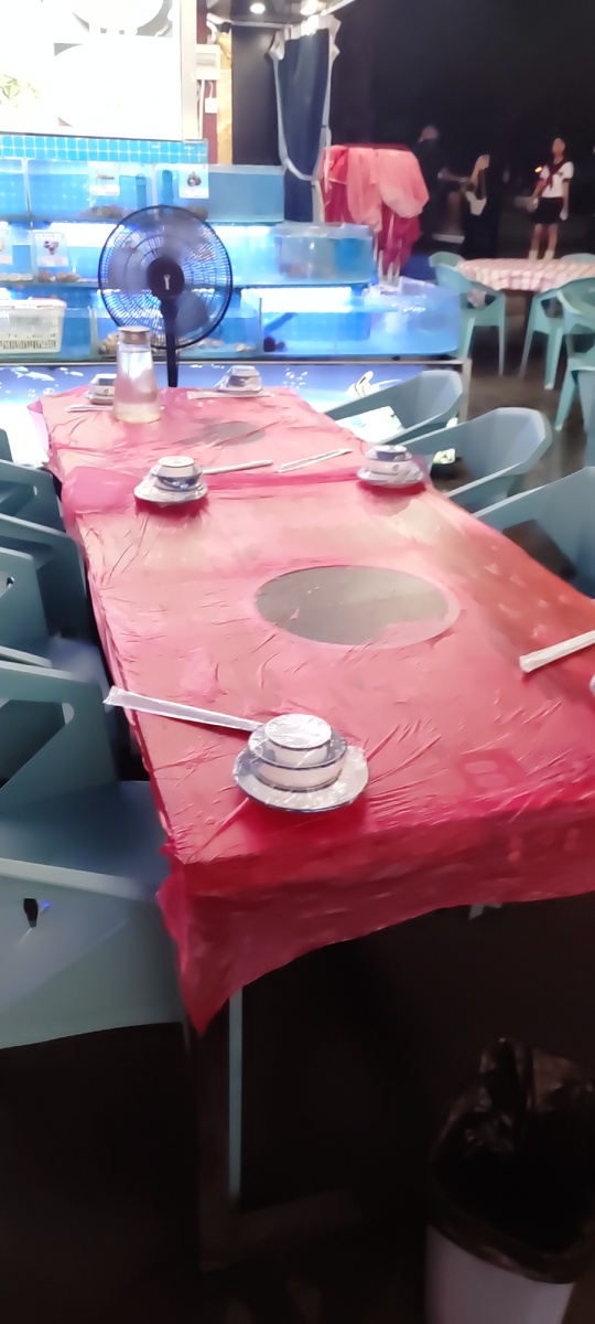 Вот это стол, подготовленный к следующим посетителям. Чисто. На столе. Не вокруг. 