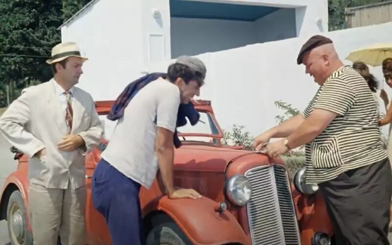 Герой «Кавказской пленницы» снимает оленя с передка старенького трофейного Adler Trumpf Junior.Adler Trumpf Junior
📷
