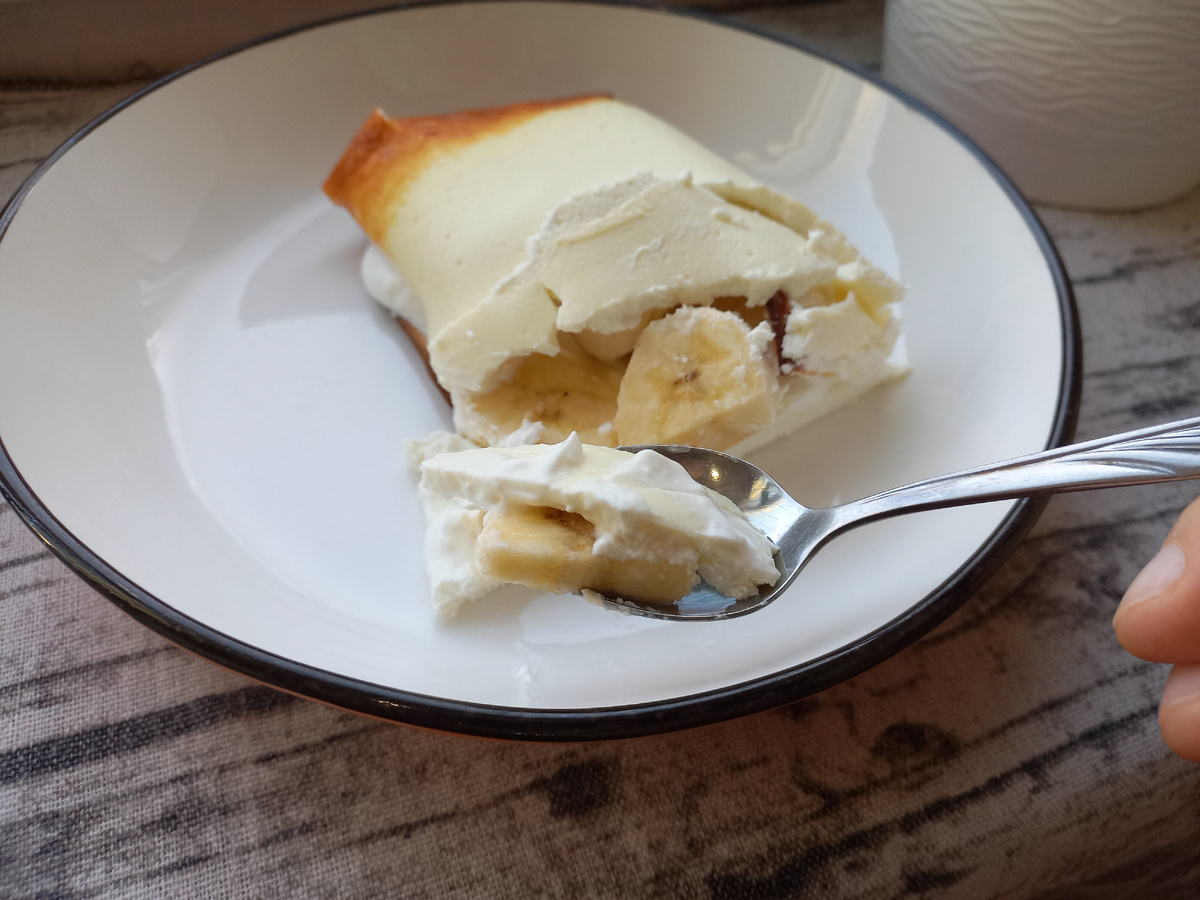 Нежный творожный рулет с бананом