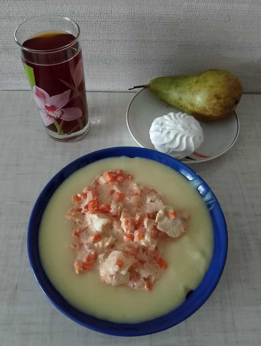 Мой обед на выходные и завтра - пюре с курочкой, тушёной в сметане с овощами, чай из чаги, вологодская зефирка и фрукт. Фото автора 