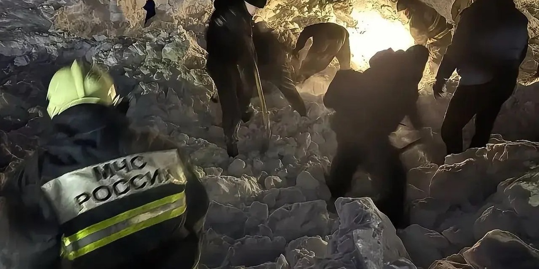 Снег сошел с крыши на подростков в Югре