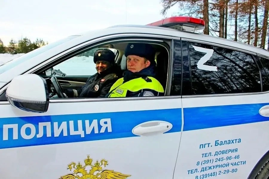     Полицейские в Балахте поздно вечером встретили на улице 3 детей и вернули их родителям