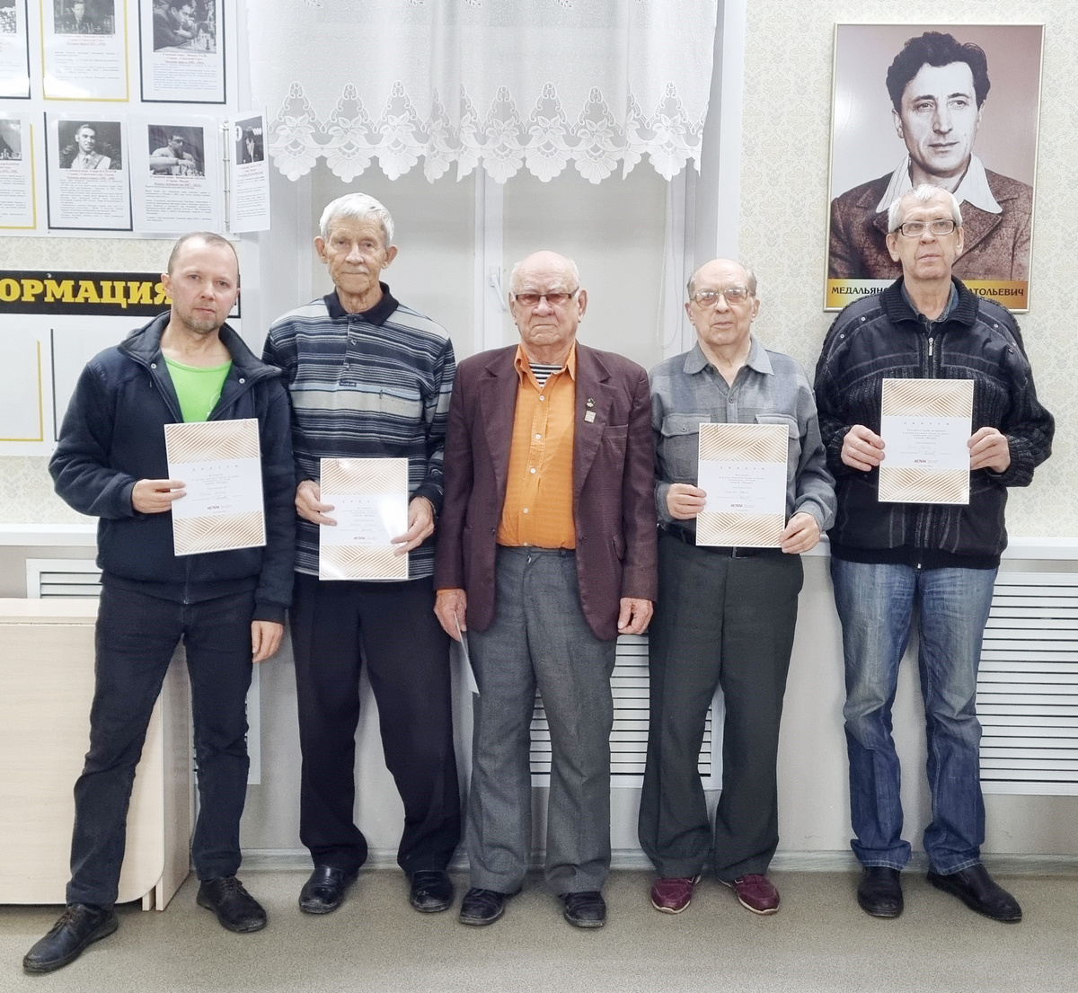 Лидеры чемпионата Кунгура по домино 2022 года. В центре победитель - Василий Поносов