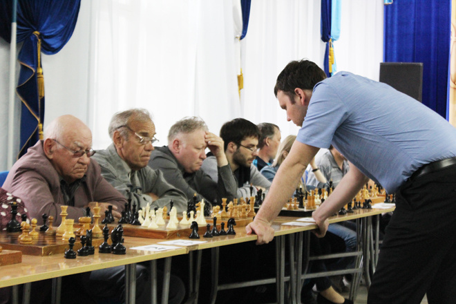 
Василий Поносов (слева) выступает в шахматном сеансе одновременной игры с чемпионом России 2014 года Игорем Лысым