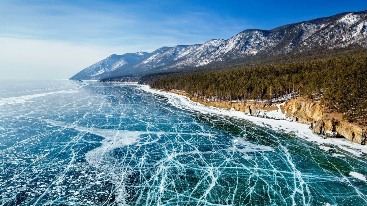 Прозрачный лед Байкала. Фото: Юрий Попович