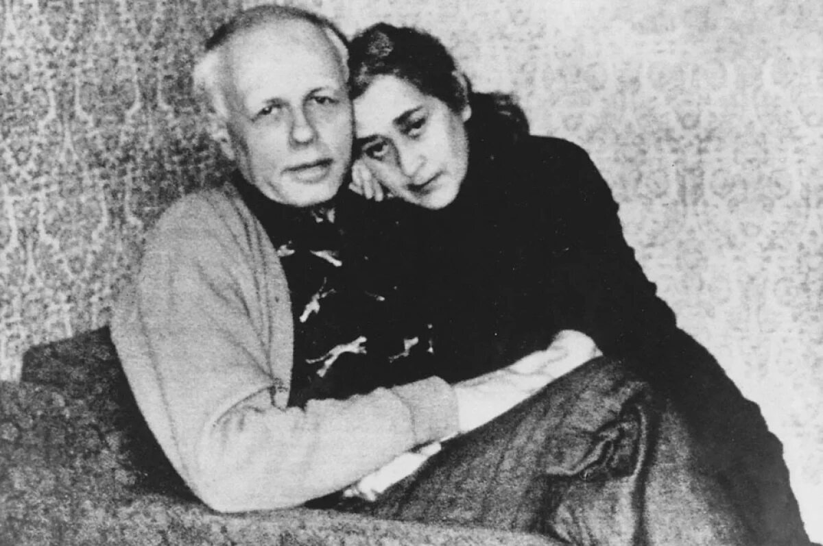    В ссылке в закрытом Горьком Андрею Сахарову и Елене Боннер оставалось только читать книги и встречаться с немногочисленными людьми, которым разрешались посещения. 1982 год.