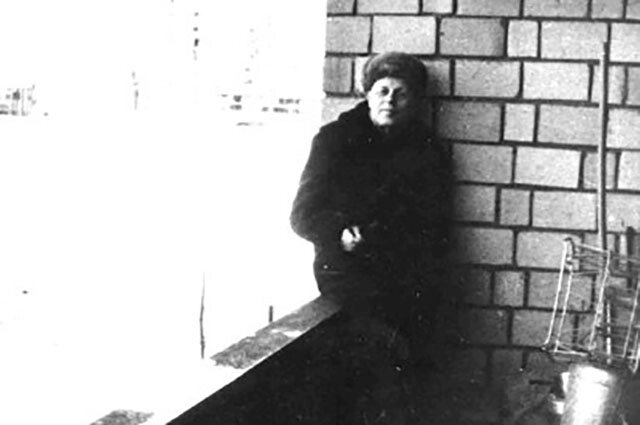    Во время своих голодовок Сахаров устраивал прогулки на балконе, зима 1981 года. Фото: Музей Сахарова