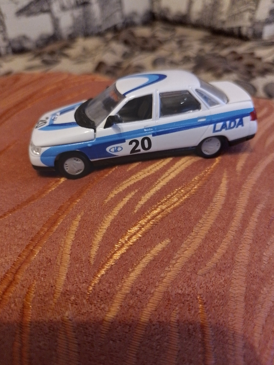 На модели видим рекламу АвтоВАЗа с номером "20".