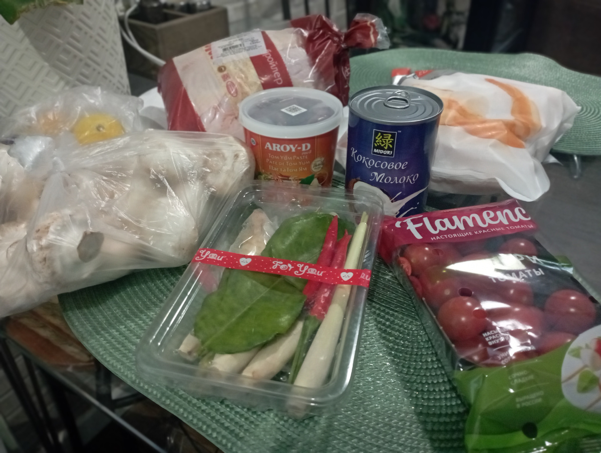 На фотографии нет риса и кинзы, но мы их тоже посчитаем. 