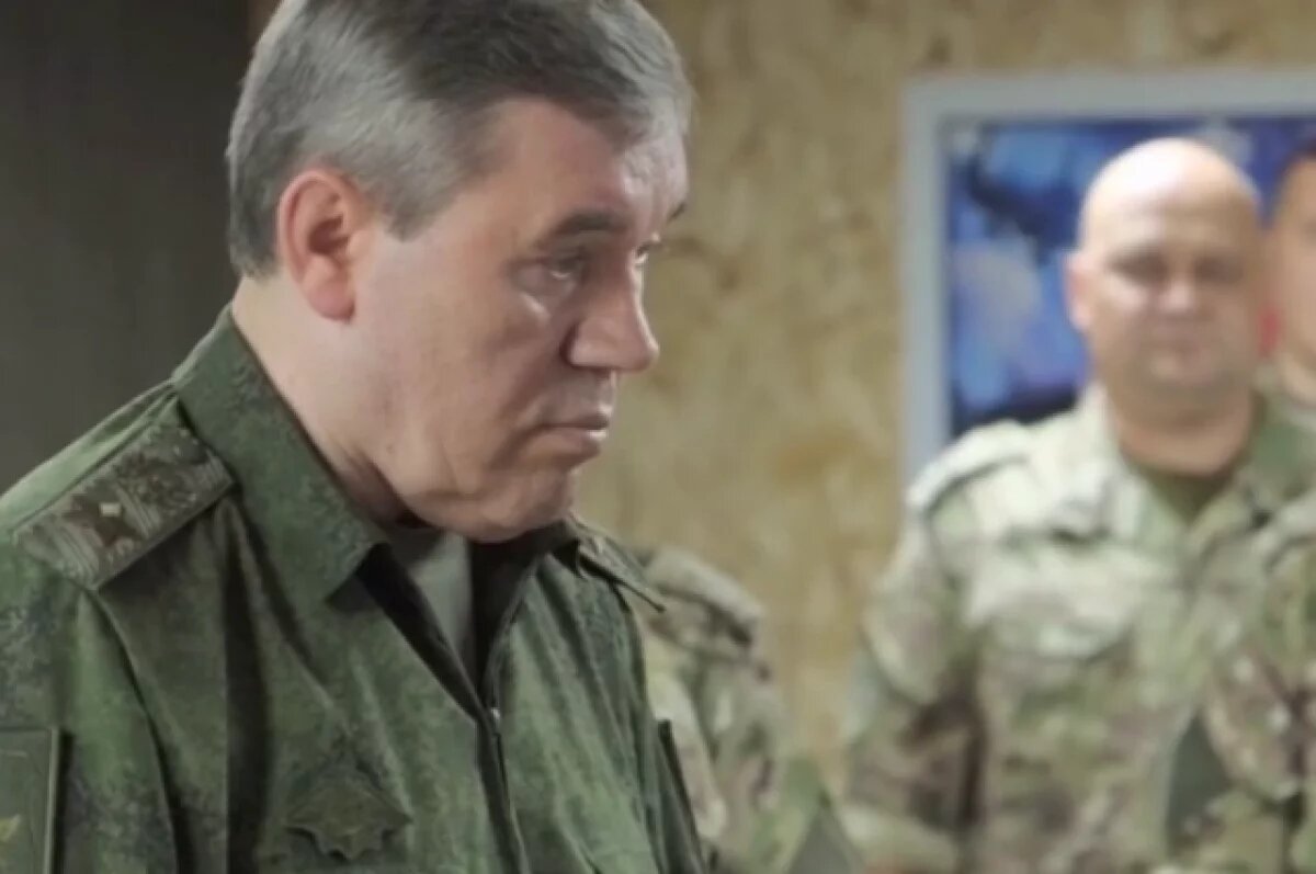    Герасимов заявил о наступлении ВС РФ почти на всех направлениях в зоне СВО