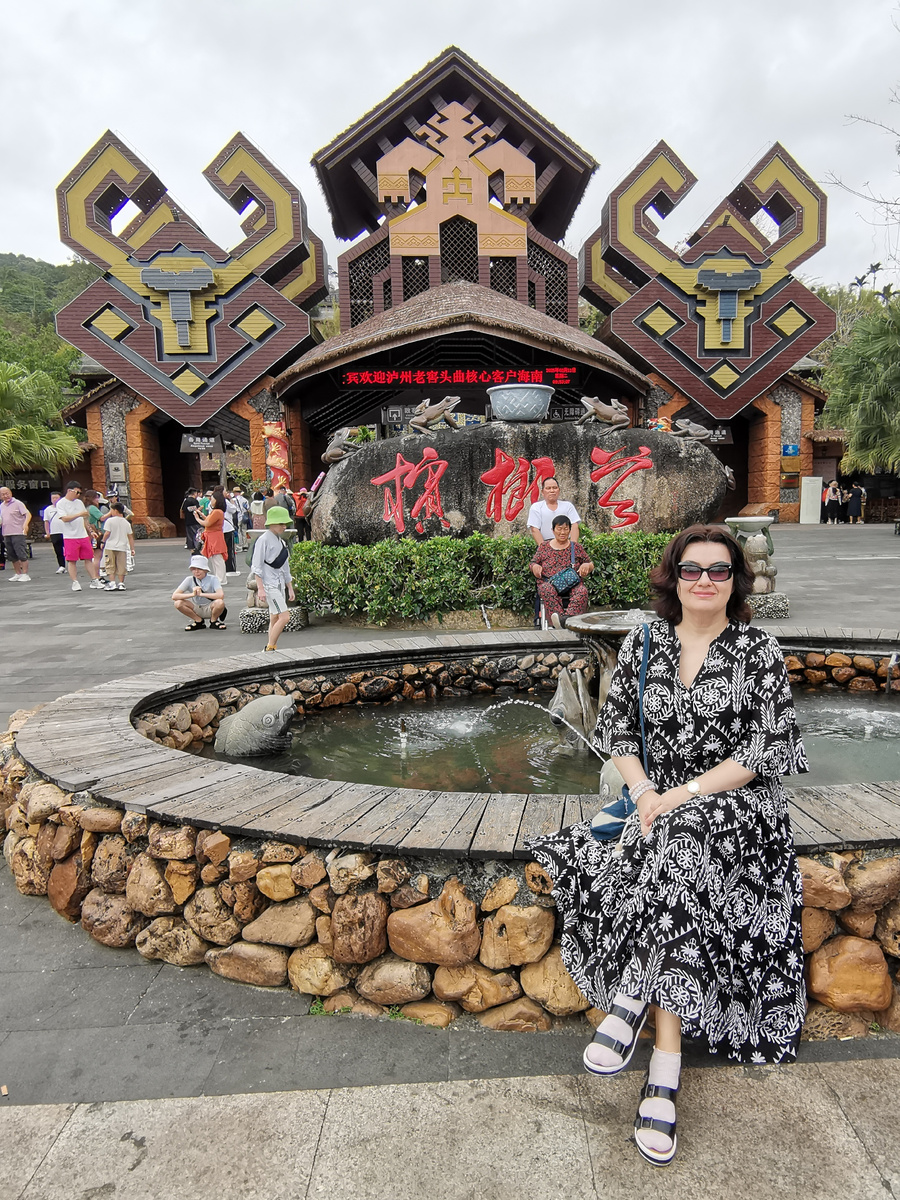 Перед входом в этническую деревню народностей Ли и Мяо