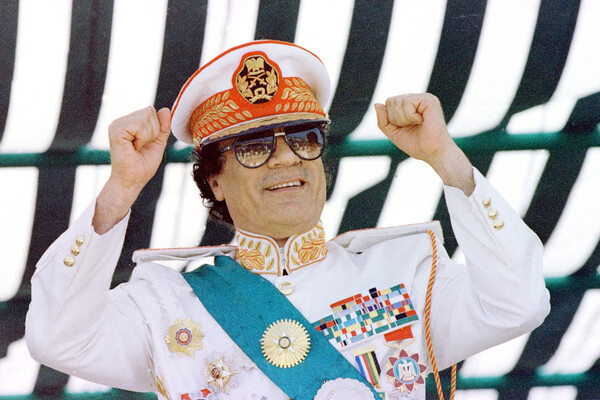 Лидер Ливии Муаммар Каддафи на военном параде в честь 30-й годовщины революции, Ливия, 7 сентября 1999 года / Georges MERILLON/Gamma-Rapho/Getty Images   📷