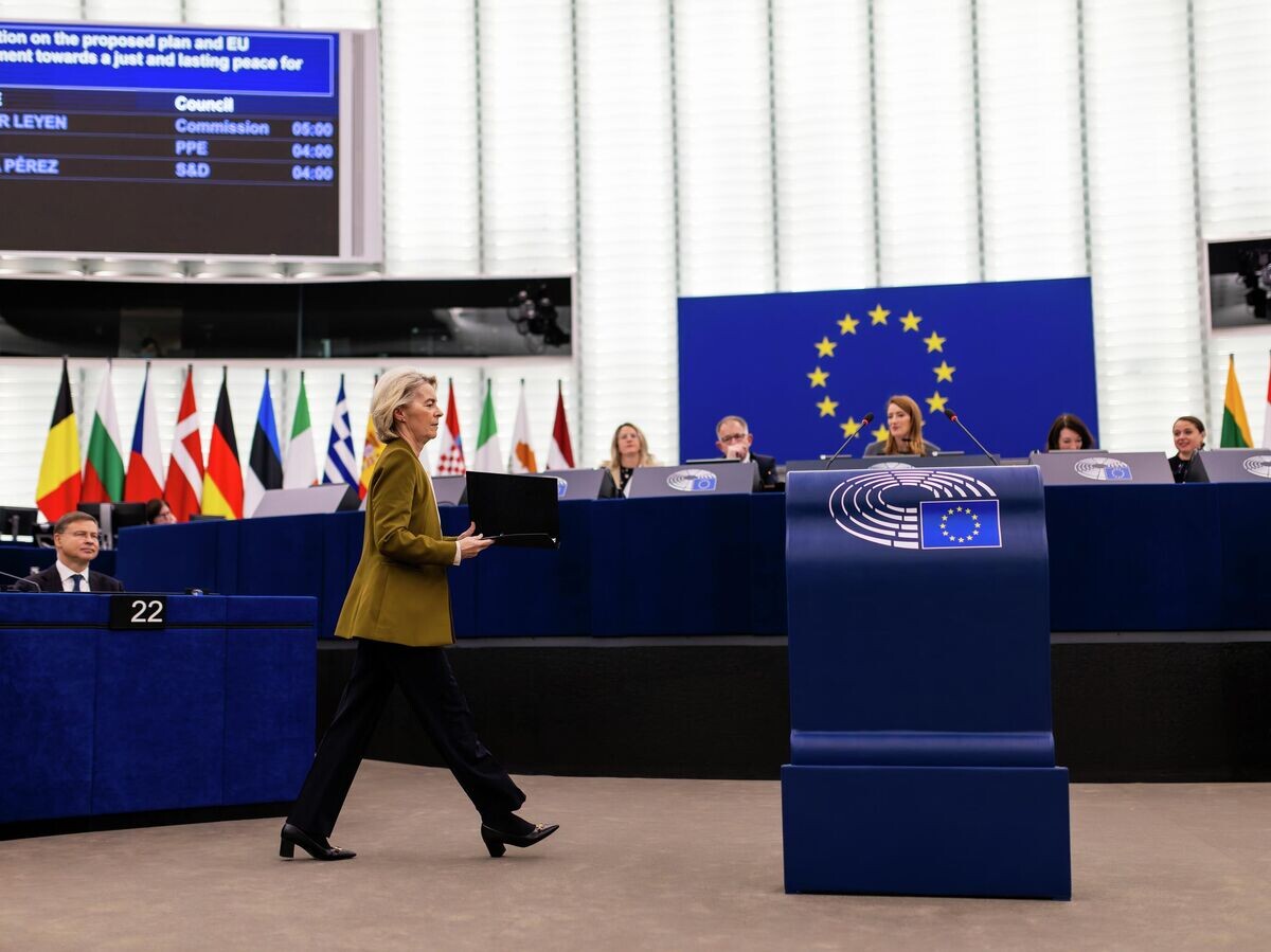   Глава ЕК Урсула фон дер Ляйен на заседании Европейского парламента | © Getty Images / picture alliance/Philipp von Ditfurth