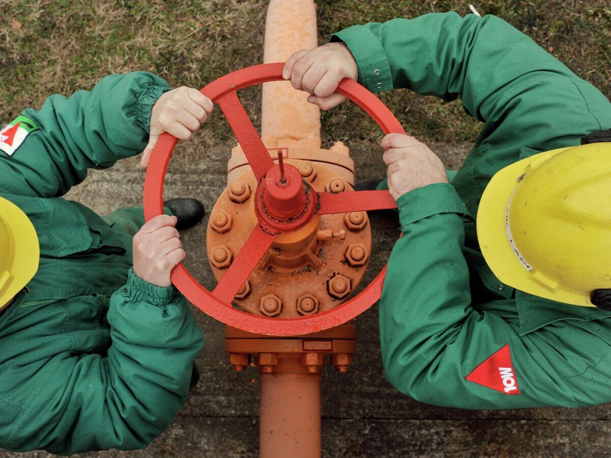    Рабочие на газораспределительной станции в Венгрии | © AP Photo / Bela Szandelszky