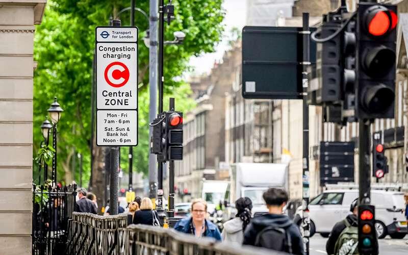 В Лондоне центр города – платная зона с 2003 года. Тарифы менялись, ныне это 10,5–14 фунтов (1100–1470 рублей) в зависимости от способа оплаты. В 2019 году введена также зона сверхнизких выбросов (Ultra Low Emission Zone). Машины низких экологических классов платят за проезд по ней 12,5 фунтов.📷
